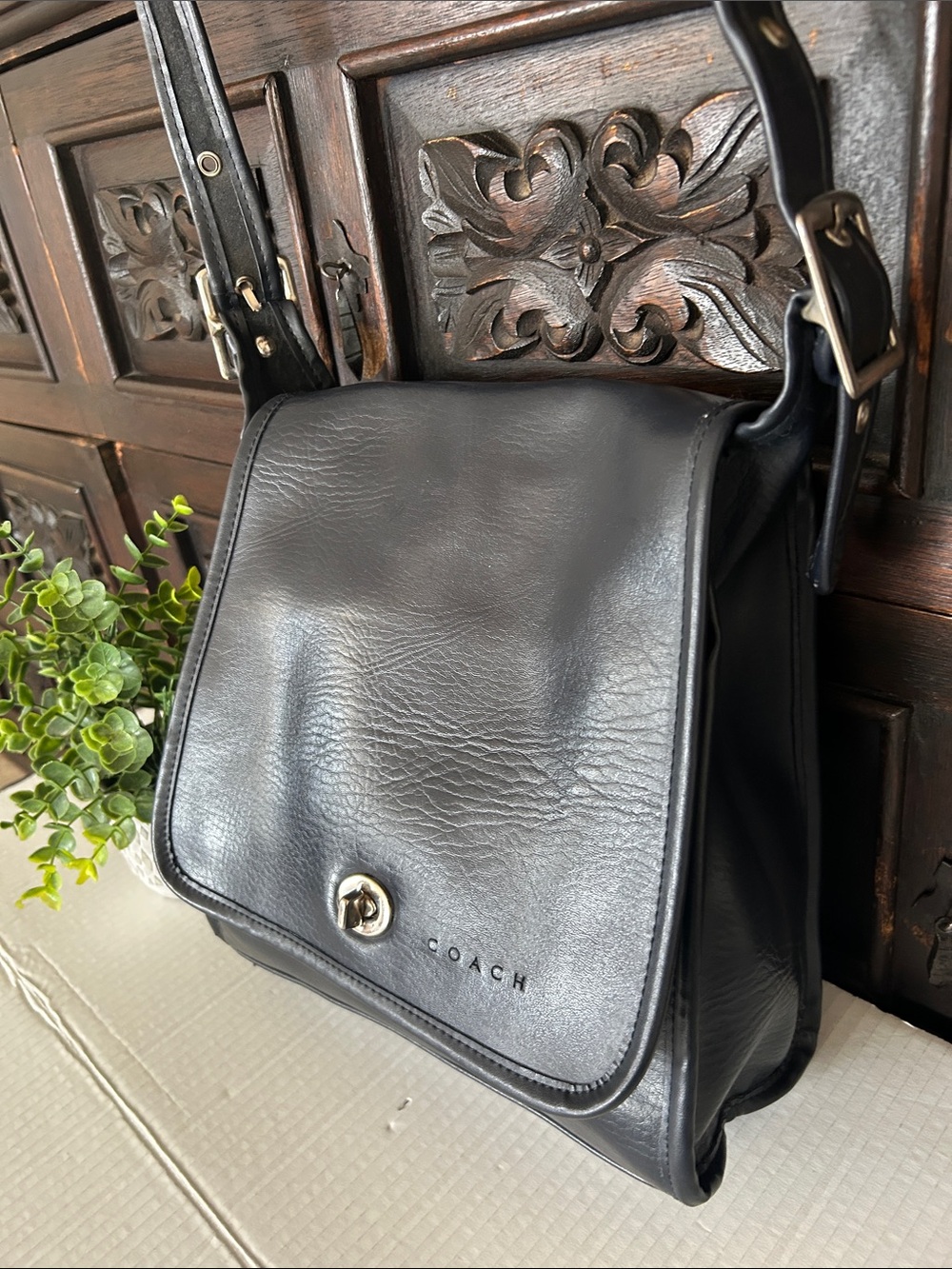 Beautiful Black Leather Messenger Crossbody Bag - Picture 3 of 11
